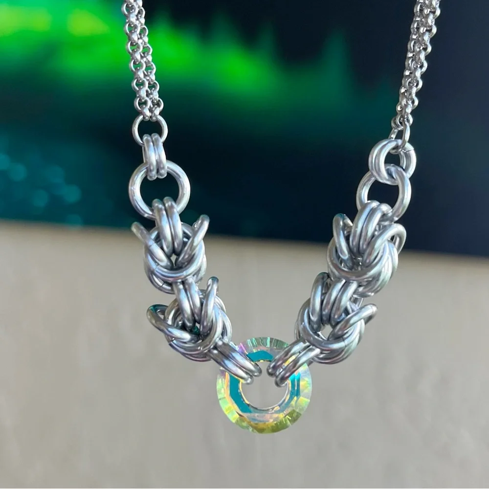 Handmade maille choker necklace with rainbow iridescent swarovski circle crystal - Picture 9 of 15